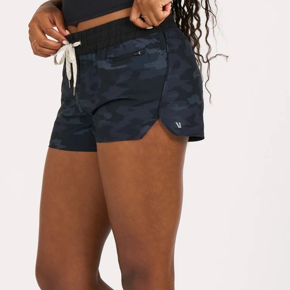 VUORI CLEMENTINE SHORT Black Watercolor Camo Size XS?